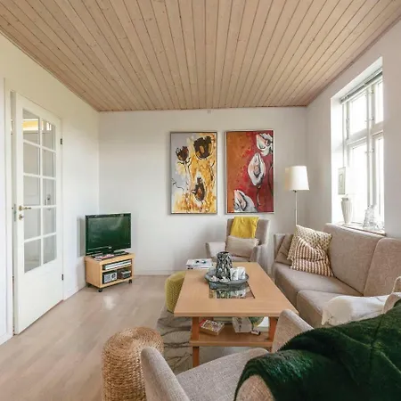 Three-bedroom In Feriehus