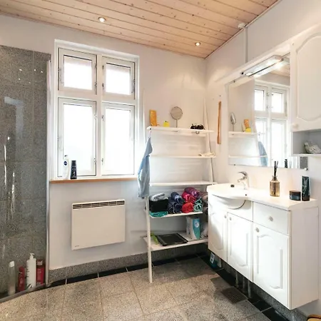 Three-bedroom In Feriehus Neksø