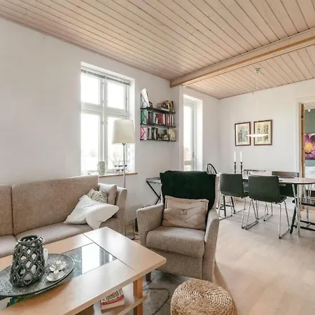 Feriehus Three-bedroom In Neksø