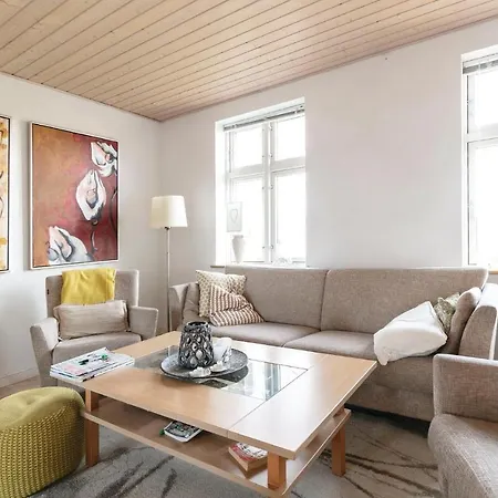 Three-bedroom In Feriehus Neksø